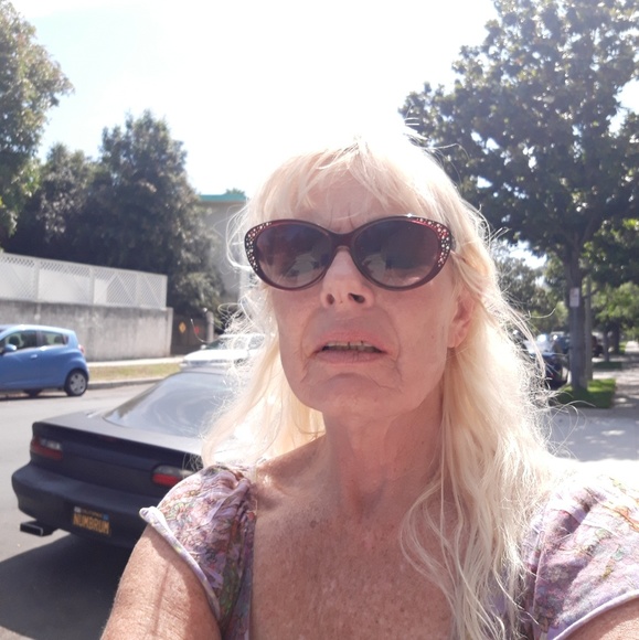 Meet your Posher, Laurie - Picture 1 of 1